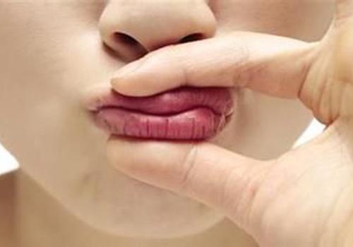 嘴唇很干怎么回事 嘴唇很干怎么回事儿-九图集