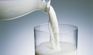 牛奶可以和海鲜一起吃吗（海鲜与牛奶可以一起吃吗）