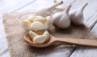 醋泡大蒜有什么功效(醋泡大蒜有什么功效和作用 m.由来.cn)