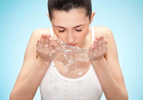 熬夜上火长痘痘怎么办（熬夜上火长痘痘怎么办怎么排毒）-九图集