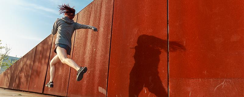 每天跑5公里对膝盖好吗 每天跑步5公里对膝盖有没有伤害-九图集