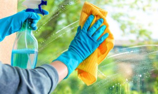 窗纸时间长了粘在玻璃上如何撕掉 玻璃窗纸怎么撕下来