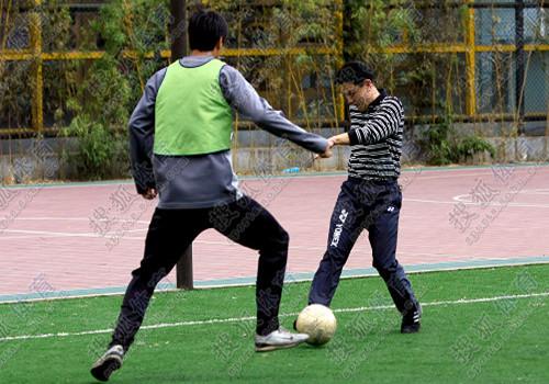 踢足球的技巧(踢足球的技巧有哪些动作)