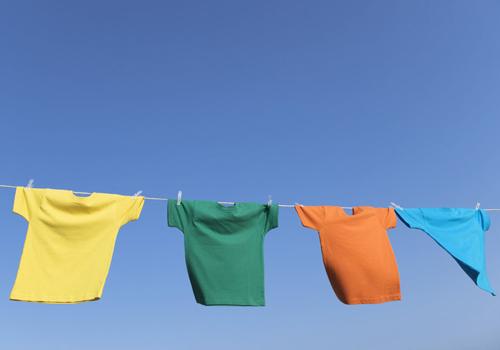 衣服淋雨需要重洗么（衣服被雨淋要重洗吗）-九图集