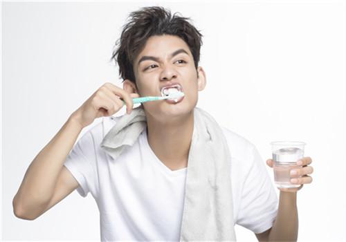 刷牙水里加盐好吗（刷牙水里加盐好吗牙疼）-九图集