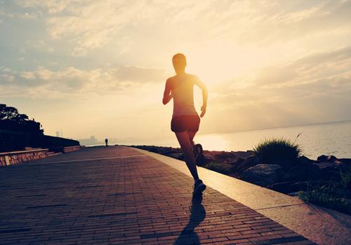 刚跑完步可以坐下吗（刚跑完步能不能坐下）