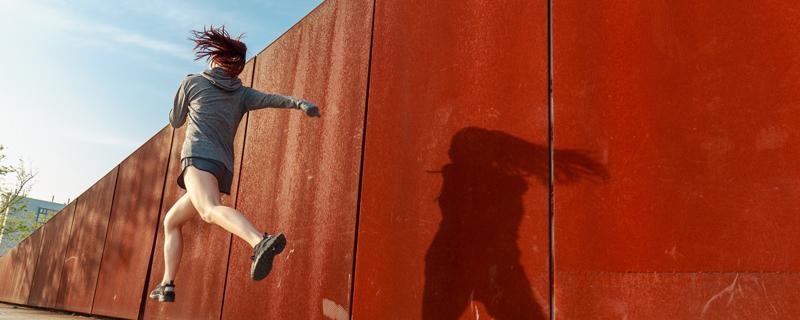 每天跑步五公里一个月会减多少斤(每天五公里跑步一个月能瘦多少斤)-九图集