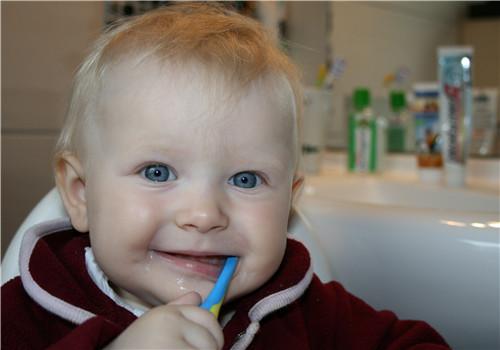 宝宝能用漱口水吗(小孩可以使用漱口水吗)-九图集