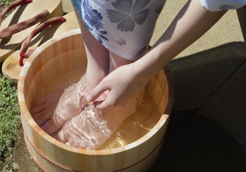 夏天泡脚用冷水好还是热水好 冬天泡脚冷水好还是热水好