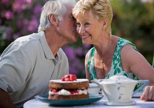 老年人游泳的好处 老年人游泳的好处和坏处