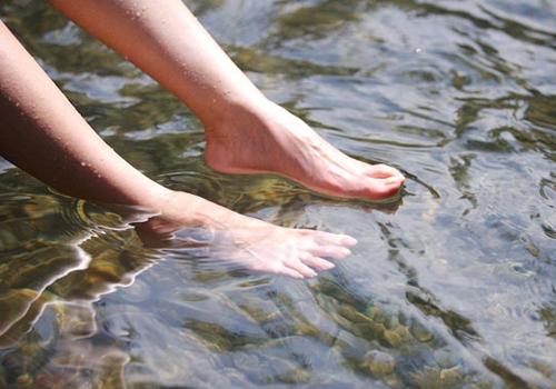 冬天用什么泡脚效果最好 冬天用什么泡脚效果最好女生-九图集