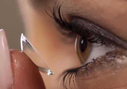 戴隐形眼镜的危害（戴隐形眼镜的危害大吗）-九图集