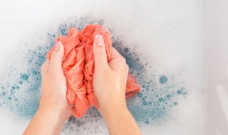 衣服上有一大块油渍该怎样清洗 衣服上有一大块油渍该怎样清洗呢