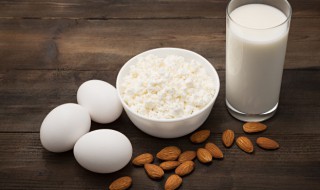 巴旦木可以和牛奶一起吃吗 巴旦木仁可以和牛奶一起吃吗