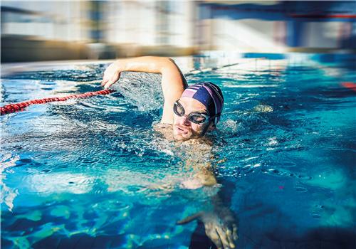 游泳一千米相当于跑步多少米(游泳一千米和跑步一千米)-九图集