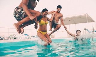 游泳池清洗方法有哪些（游泳馆的游泳池怎么清洗）