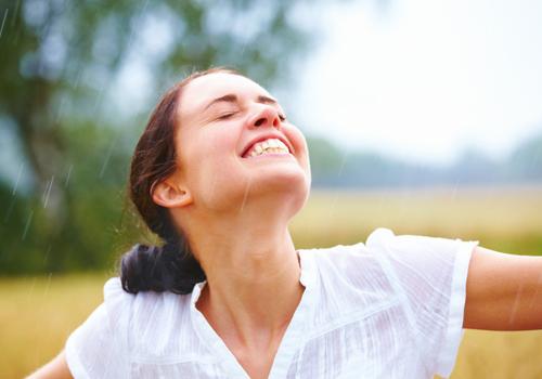 淋雨后不洗头会怎样 淋完雨不洗头会怎样