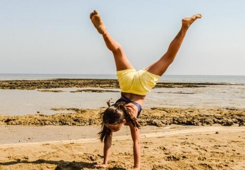 倒立后眼睛周围有红点(倒立完眼睛周围很多红点点)-九图集