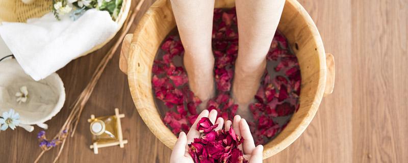 冬天泡脚有什么好处(冬天泡脚有什么好处用什么材料最好)