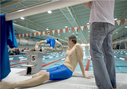 蛙泳不会换气怎么办（蛙泳换气吸不到气）-九图集