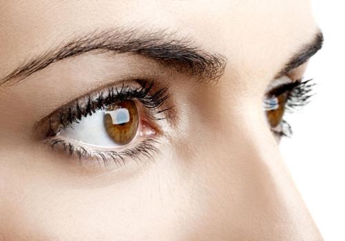 女性眼睛浮肿是怎么回事 女性眼睛浮肿是怎么回事吃什么药