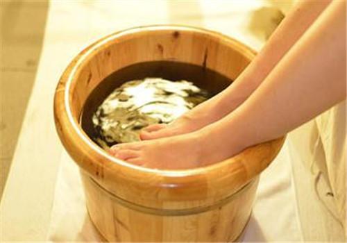 冬季用什么泡脚好（冬季用什么泡脚好一些）-九图集