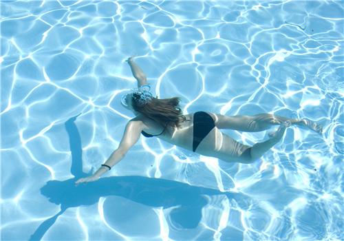 蛙泳如何转身（蛙泳如何转身视频）-九图集