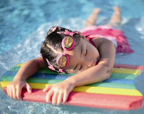 游泳后肚子疼怎么回事 夏天游泳后肚子疼怎么回事