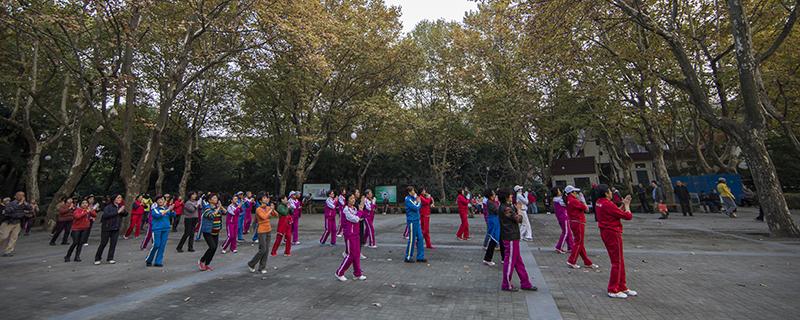 跳广场舞的好处与坏处(跳广场舞有哪些好处和坏处)