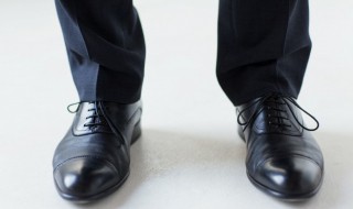 皮革掉皮怎么修补（皮革掉皮怎么处理方法）-九图集