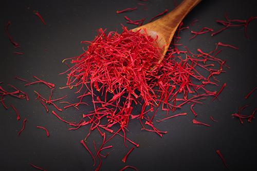 藏红花泡脚一次放多少（藏红花泡脚一次放多少根）