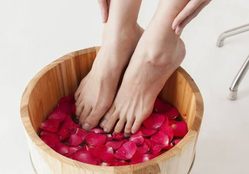 艾叶煮水泡脚的功效与作用及禁忌(用艾叶煮水泡脚的好处)