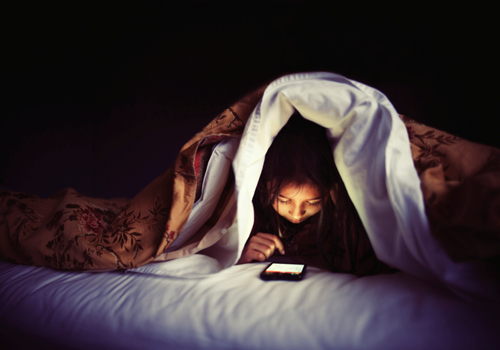 关灯玩手机对眼睛的危害(关灯玩手机对眼睛的危害大还是开灯大)-九图集