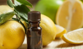 精华素的正确使用步骤（护发精华素的正确使用步骤）