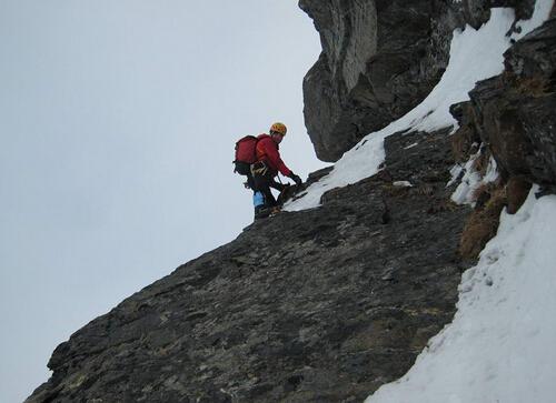 爬山两小时消耗的卡路里（爬山半个小时能消耗卡路里多少）-九图集