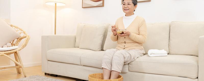 冬天泡脚是洗澡前还是洗澡后比较好（夏天洗澡前泡脚好还是洗澡后泡脚好）-九图集