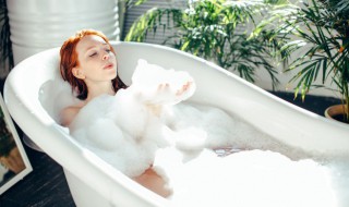泡牛奶浴能美白吗（牛奶泡澡可以美白吗）