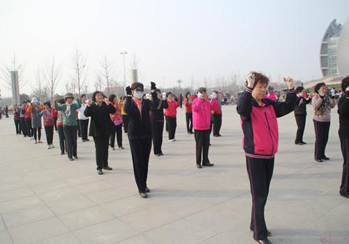 跳广场舞穿什么衣服好（跳广场舞穿什么衣服好看）-九图集