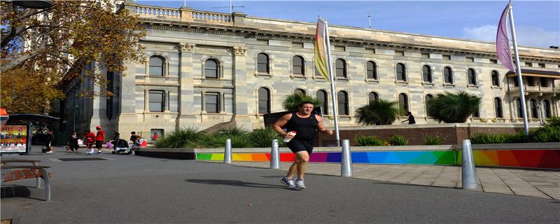 慢跑天天跑好还是隔天（跑步天天跑好还是隔一天跑好）