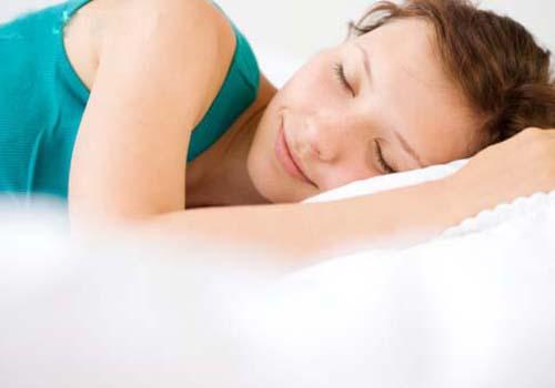 女人睡觉时流口水是什么原因(女人晚上睡觉流口水是属于什么回事)