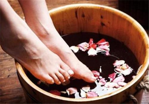 花椒泡脚有什么好处 姜和花椒水泡脚有什么好处-九图集