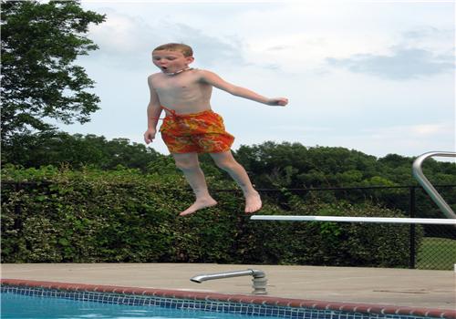 游泳多久可以减肥20斤(游泳一小时能减多少斤)-九图集