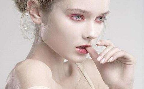 隐形眼镜化妆前戴还是化妆后（隐形眼镜化妆前戴还是化妆后佩戴）-九图集