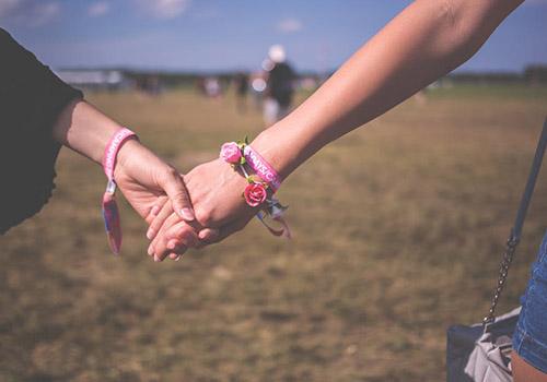 胎动宝宝是在肚子里面动什么 胎动在肚子哪里动呢-九图集