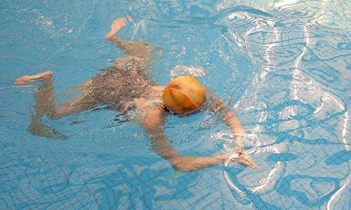 蛙泳和自由泳哪个好学（蛙泳和自由泳哪个好学点）-九图集