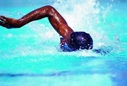 游泳时如何保护耳朵（游泳时怎么保护耳朵）-九图集