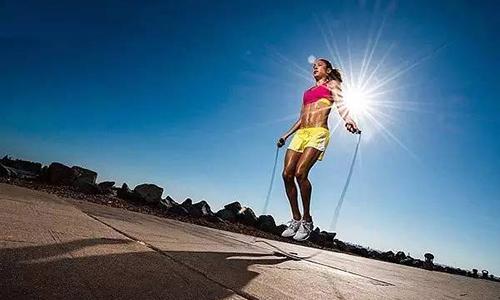 女生一分钟跳绳多少下合适（女生一分钟跳绳标准）-九图集