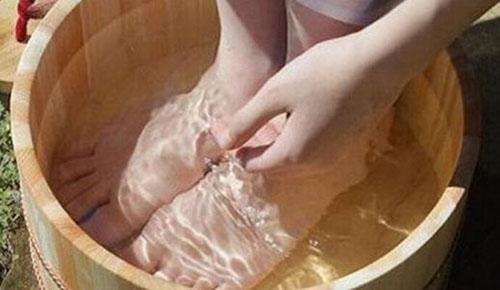 冬天泡脚放什么好 冬天泡脚放什么好一些-九图集
