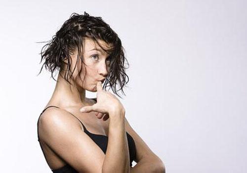 淋雨要洗头吗(雨淋了要洗头吗)