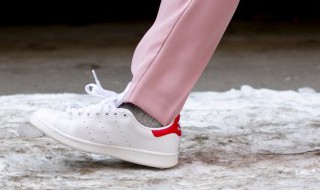 怎样清洗白色鞋子才不会变黄(白色鞋子洗了怎么防止变黄)